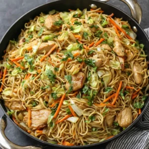 BEST CHICKEN CHOW MEIN QUICK 2 A delicious plate of Chicken Chow Mein, featuring stir-fried noodles, tender chicken, and crisp vegetables.