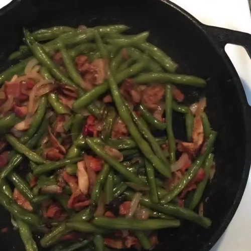 Southern Green Beans with Bacon and Onion: A Comfort Food Classic You’ll Make Again and Again 2 WhatsApp Image 2025 11 15 at 20.50.01 0464f51e - Southern Green Beans with Bacon and Onion: A Comfort Food Classic You’ll Make Again and Again