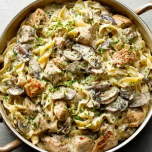 EASY CHICKEN STROGANOFF RECIPE 2 Delicious Chicken Stroganoff with creamy sauce, served as the featured image for the recipe.