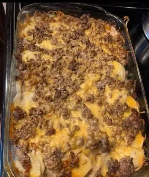 Cheesy Hamburger Potato Casserole: The Ultimate Weeknight Comfort Bake 1 WhatsApp Image 2025 12 01 at 19.59.56 604a58ed - Cheesy Hamburger Potato Casserole: The Ultimate Weeknight Comfort Bake