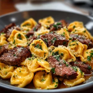 CREAMY GARLIC STEAK TORTELLINI EASY 2 Creamy Garlic Steak Tortellini is showcased in this enticing featured image.