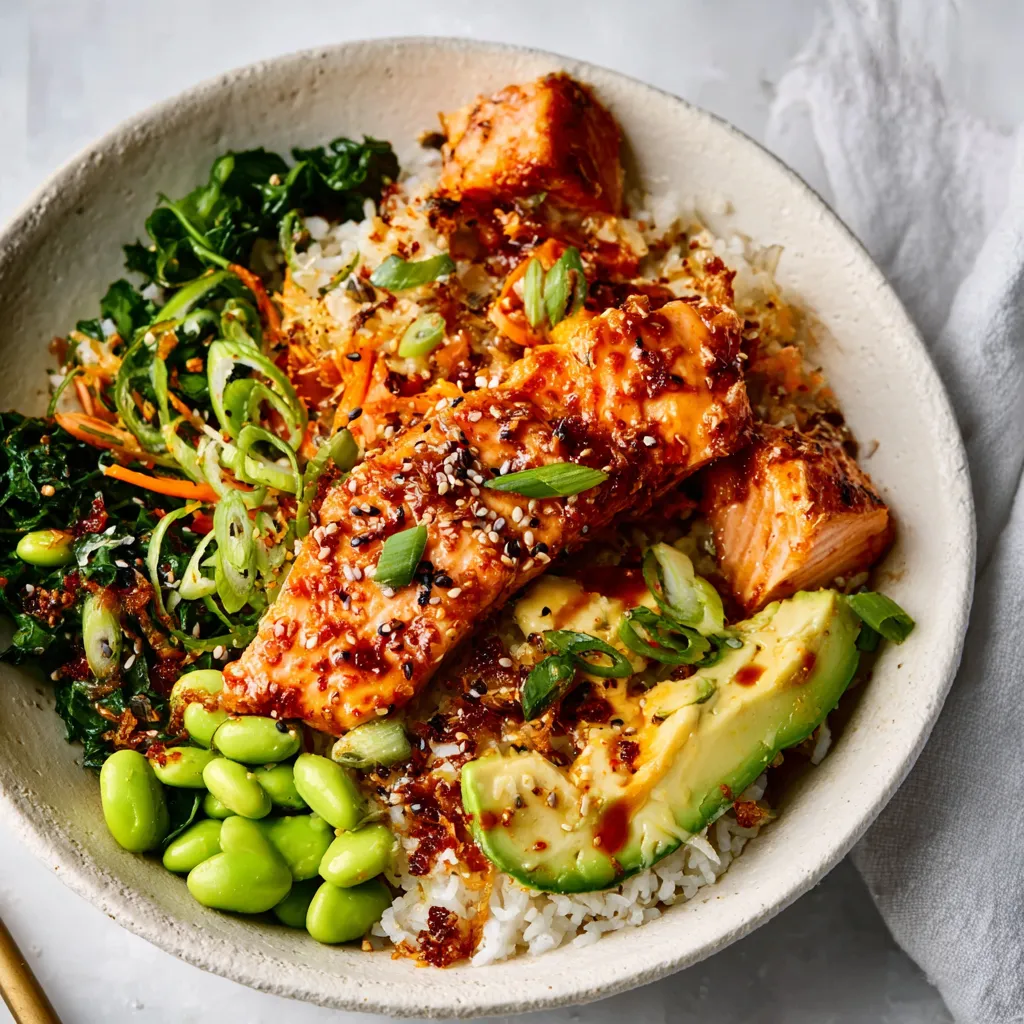 HONEY SRIRACHA SALMON BOWLS ULTIMATE 1 Honey Sriracha Salmon Bowls feature a colorful and appetizing presentation, perfect for a healthy and delicious meal.